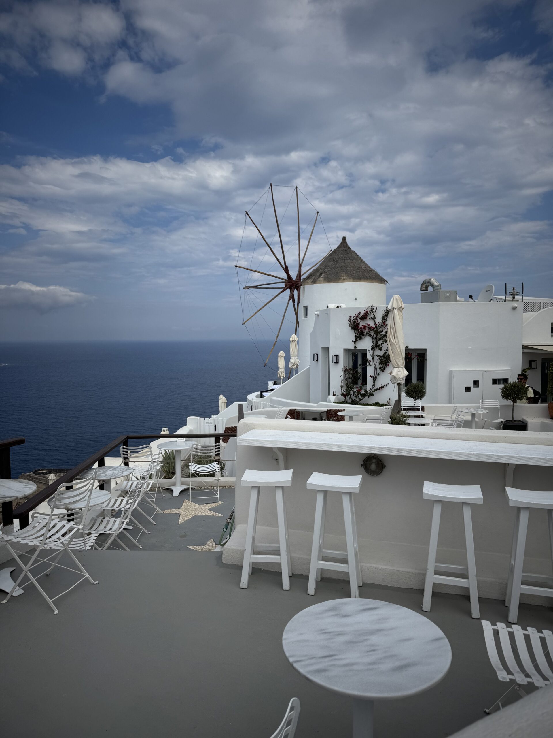Santorin, maisons blanches et ciel bleu